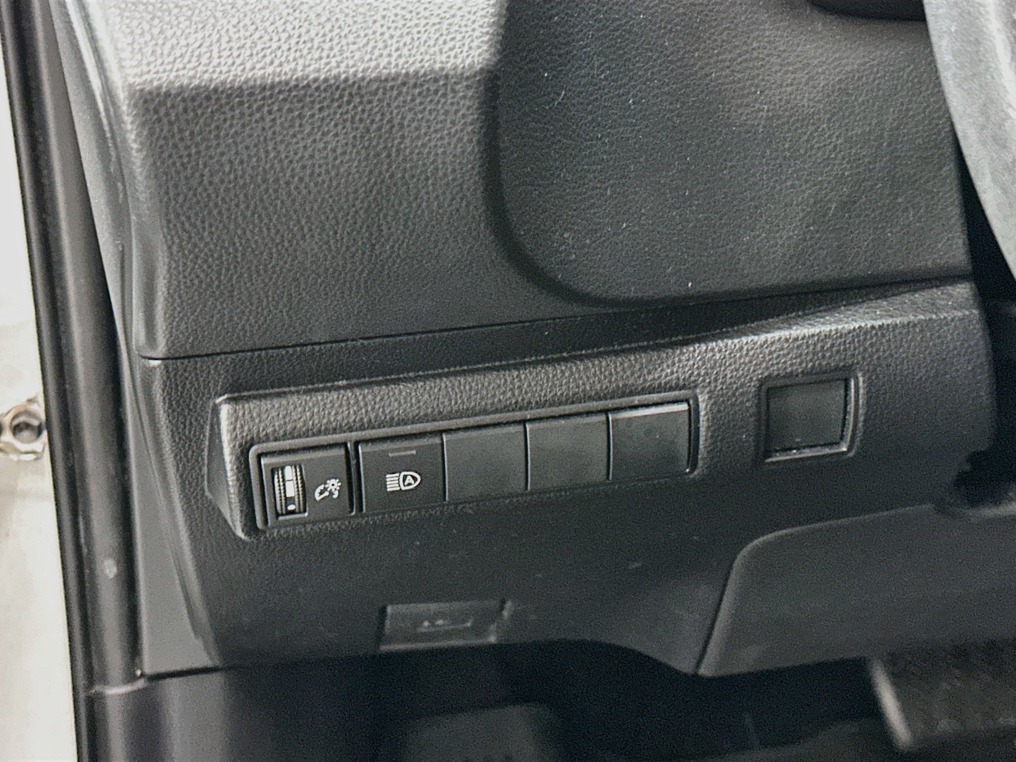 Used 2022 Toyota Corolla SE w/ SE Premium Package FWD image 17