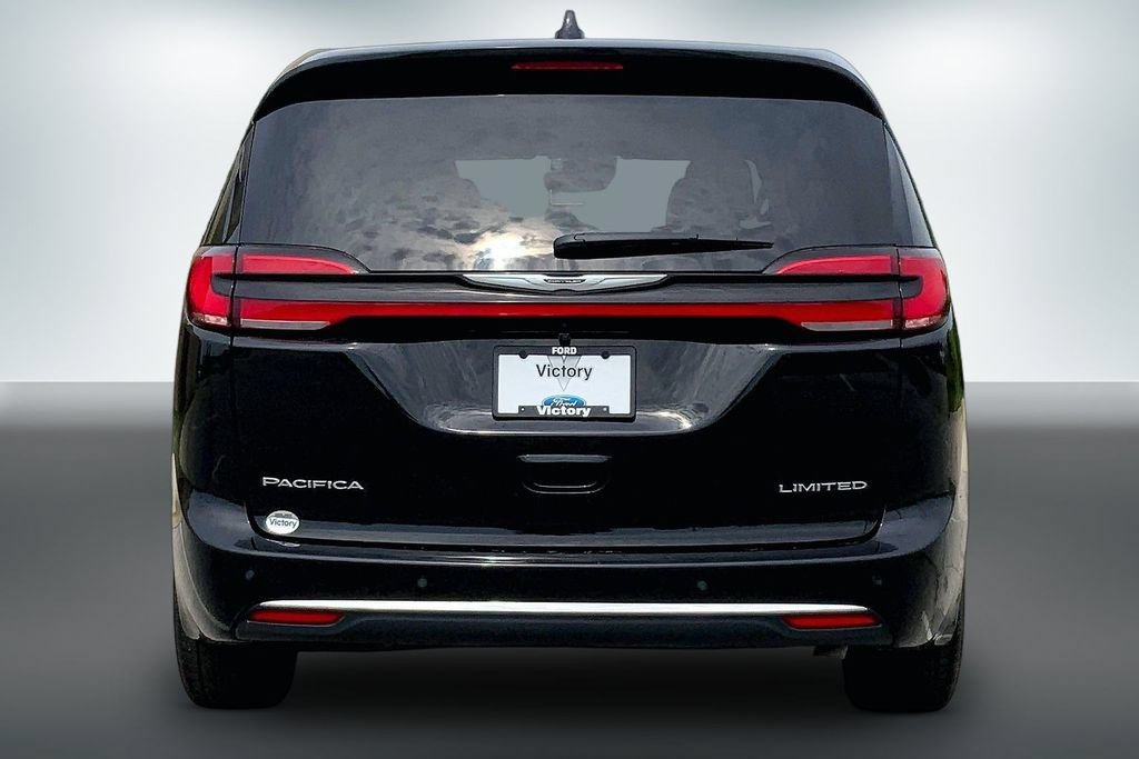 Used 2026 Chrysler Pacifica Limited FWD image 4