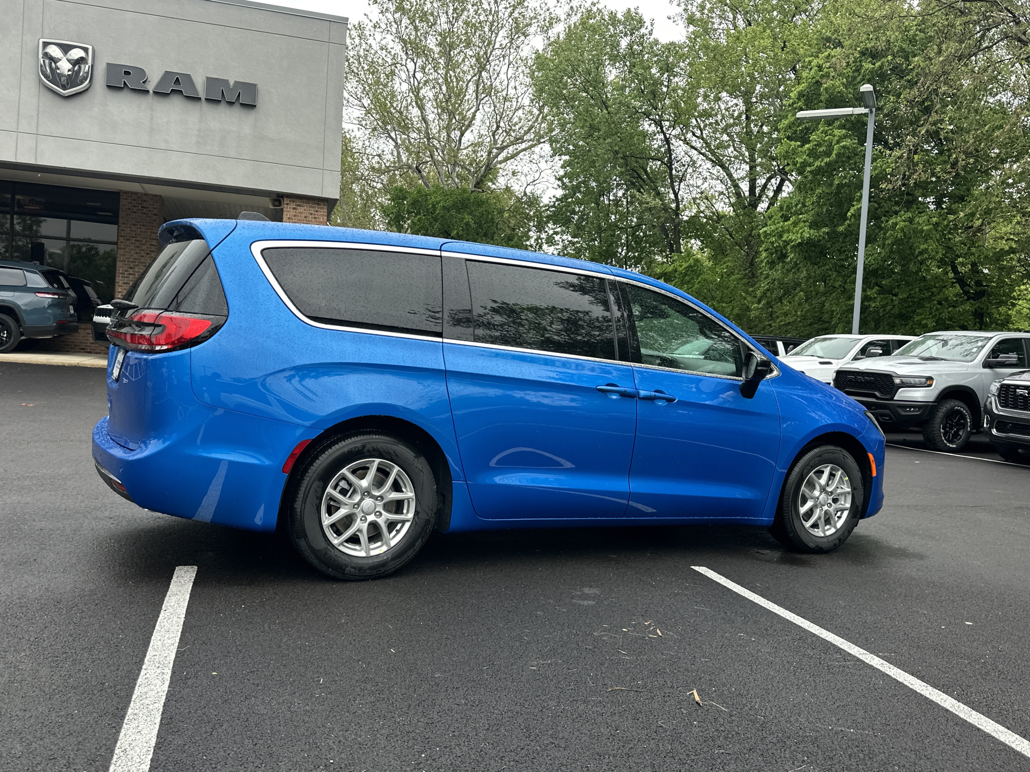 New 2027 Chrysler Pacifica Select FWD image 17