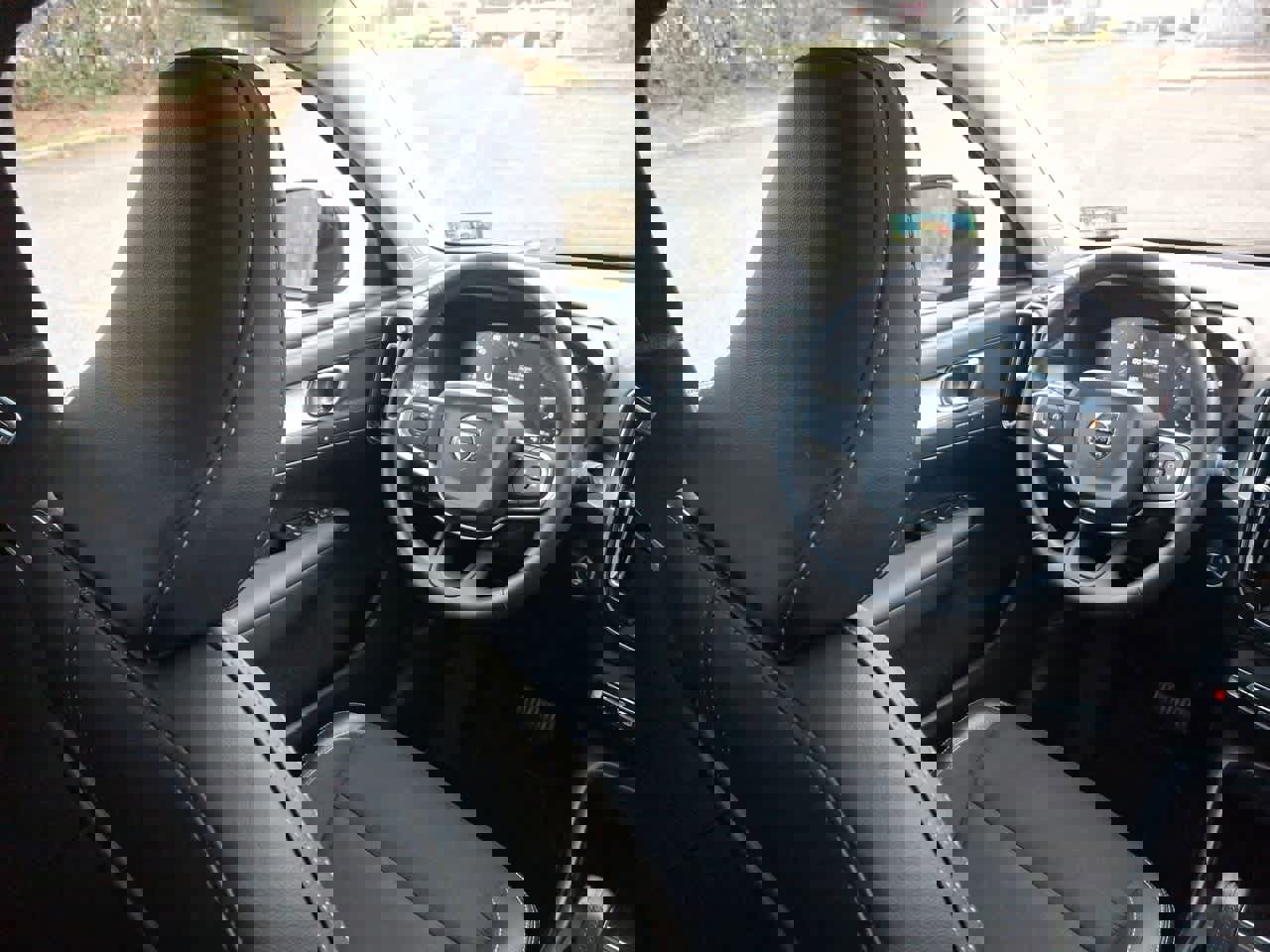 Used 2020 Volvo XC40 T5 Momentum image 15