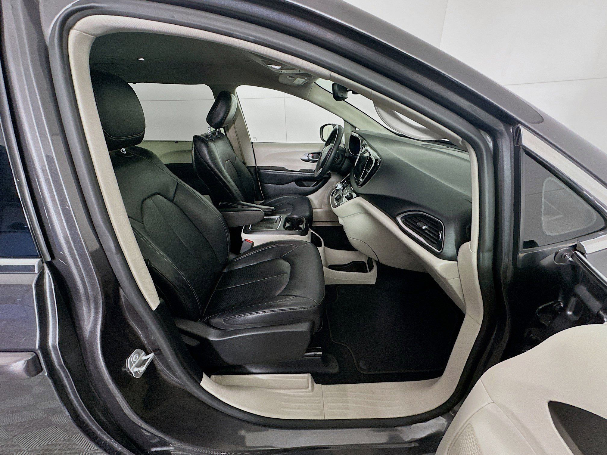 Used 2022 Chrysler Pacifica Touring-L image 32