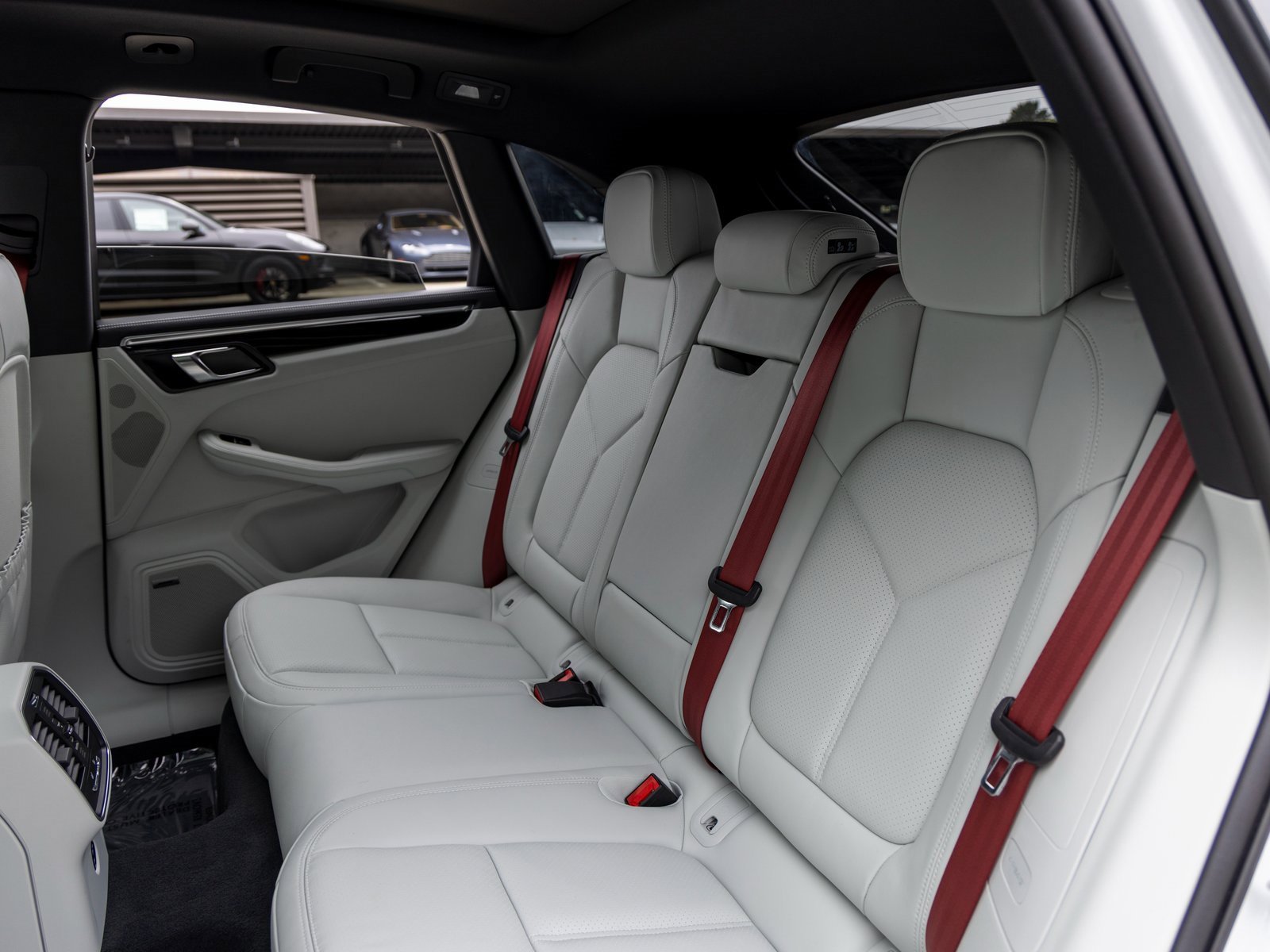 New 2025 Porsche Macan image 40