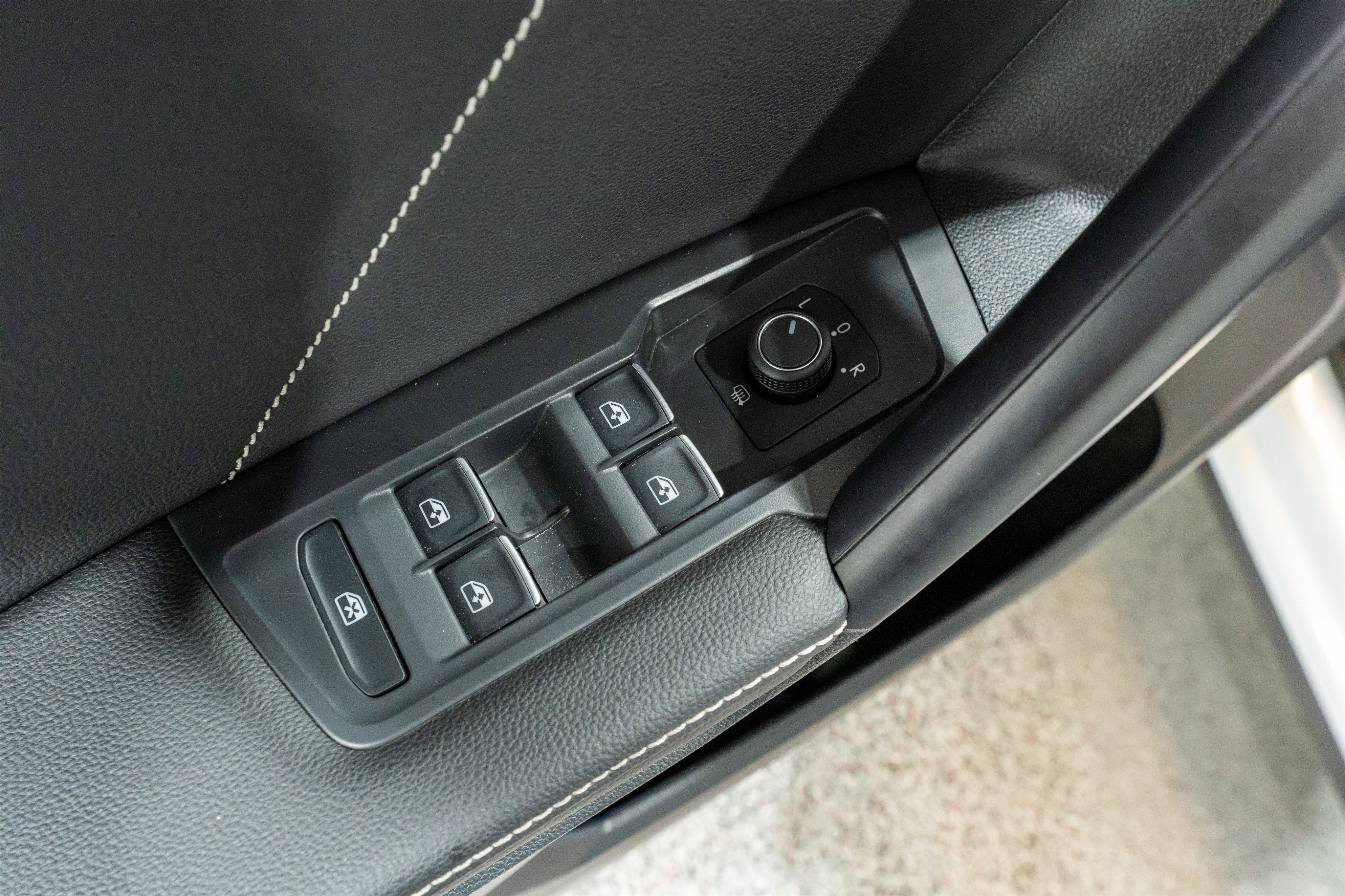 Used 2023 Volkswagen Tiguan SE R-Line image 14