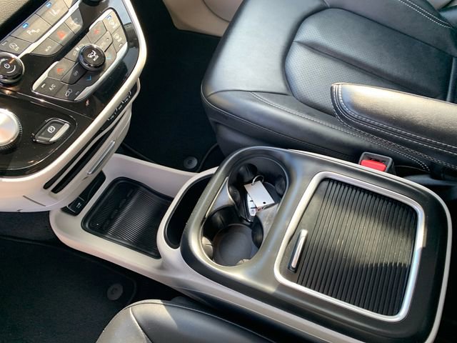 Used 2024 Chrysler Pacifica Touring-L image 38