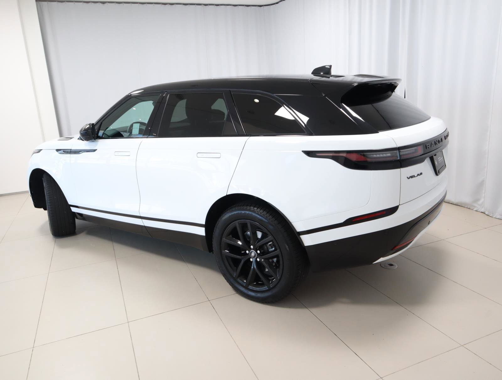 Used 2026 Land Rover Range Rover Velar Dynamic SE image 3