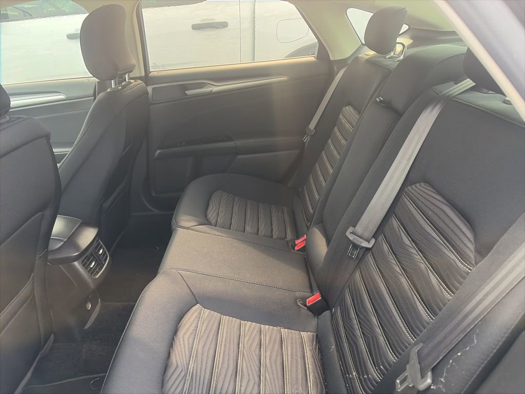 Used 2016 Ford Fusion SE FWD image 14
