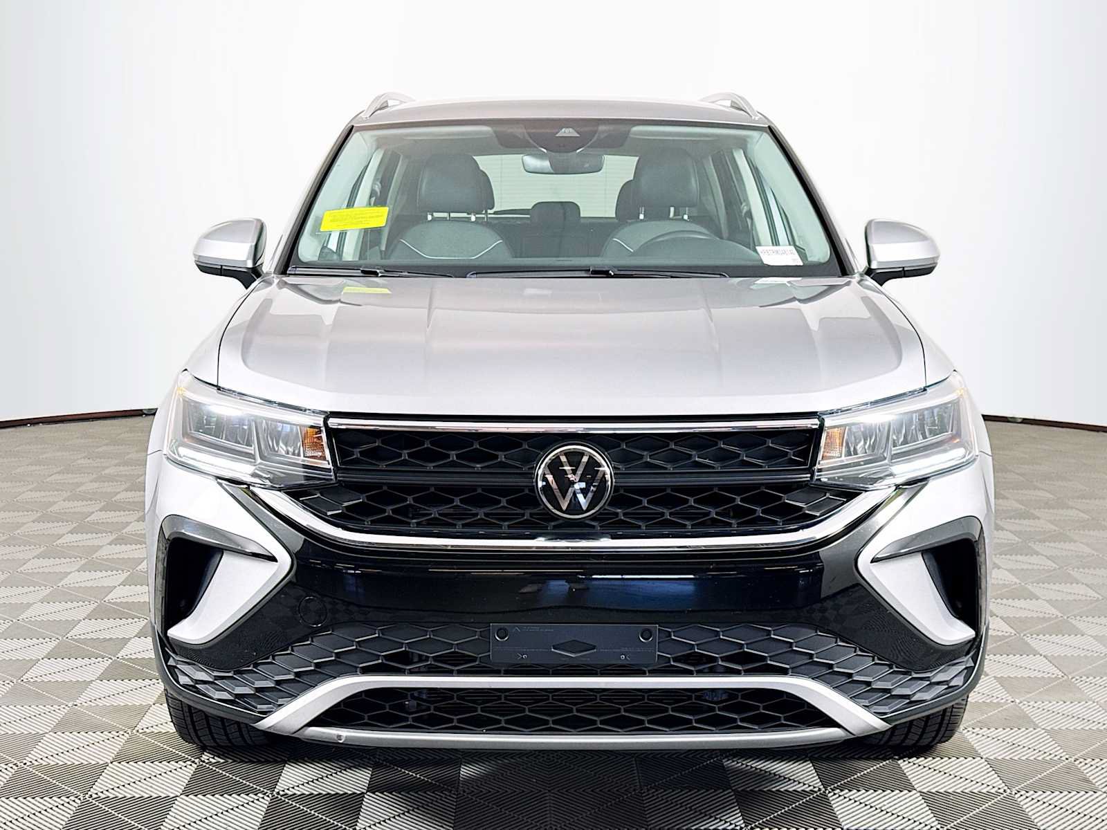 Used 2024 Volkswagen Taos SE FWD image 2