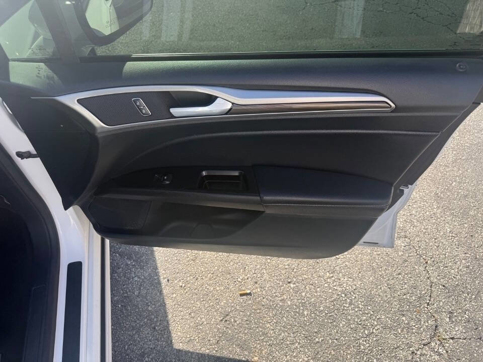Used 2017 Ford Fusion SE FWD image 23