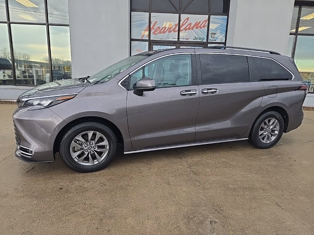 Used 2024 Toyota Sienna XLE image 4