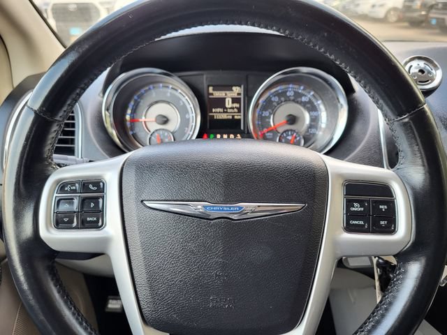 Used 2016 Chrysler Town & Country Touring FWD image 15