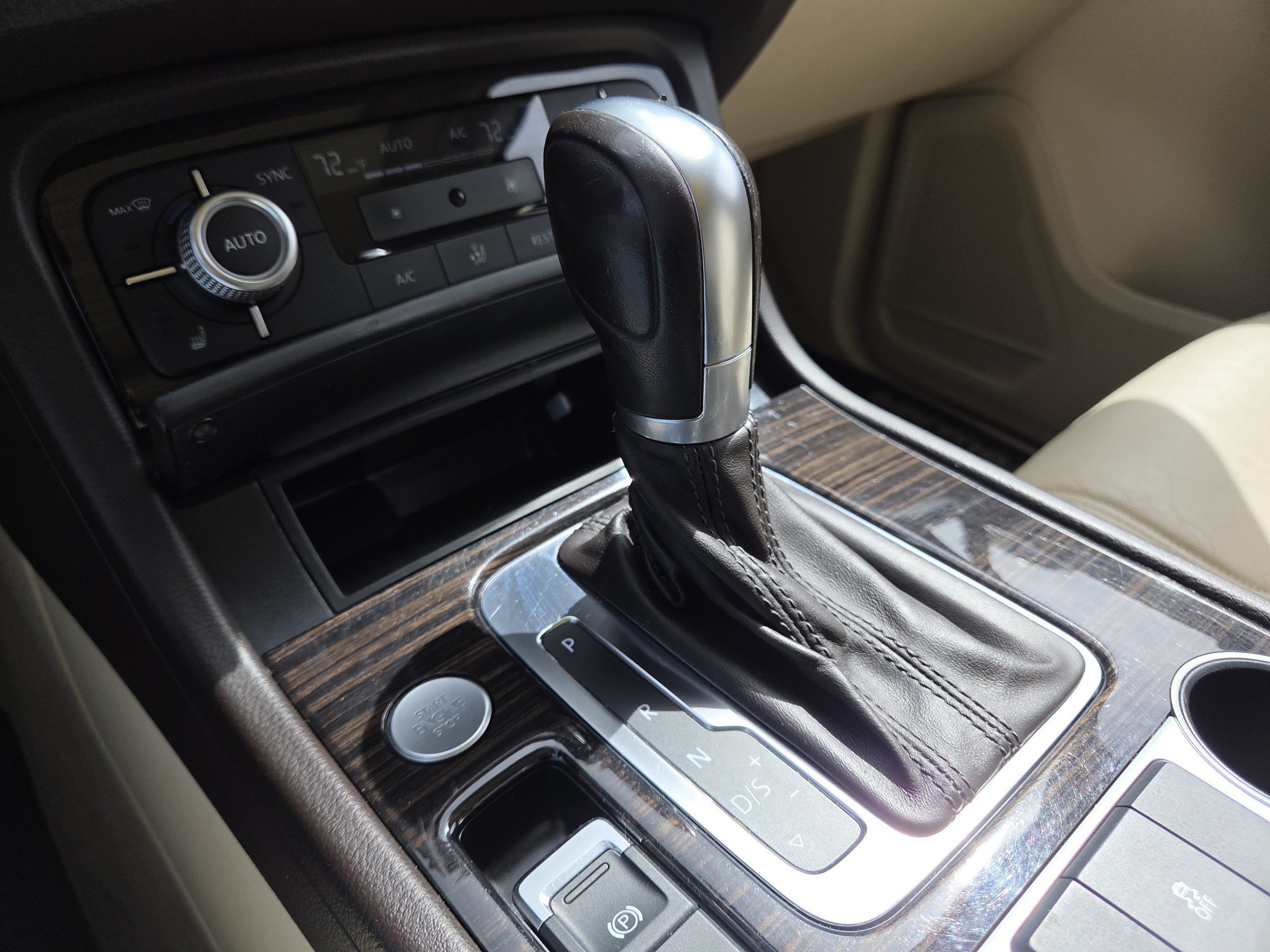 Used 2015 Volkswagen Touareg Executive AWD/4WD image 35