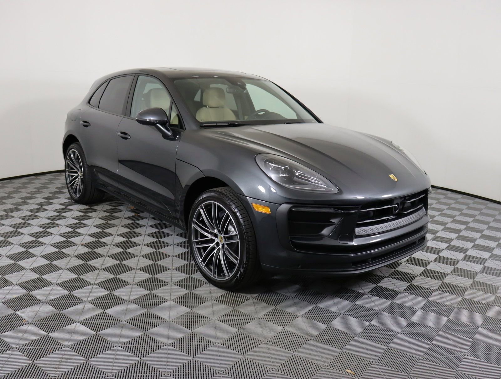 Used 2025 Porsche Macan image 7