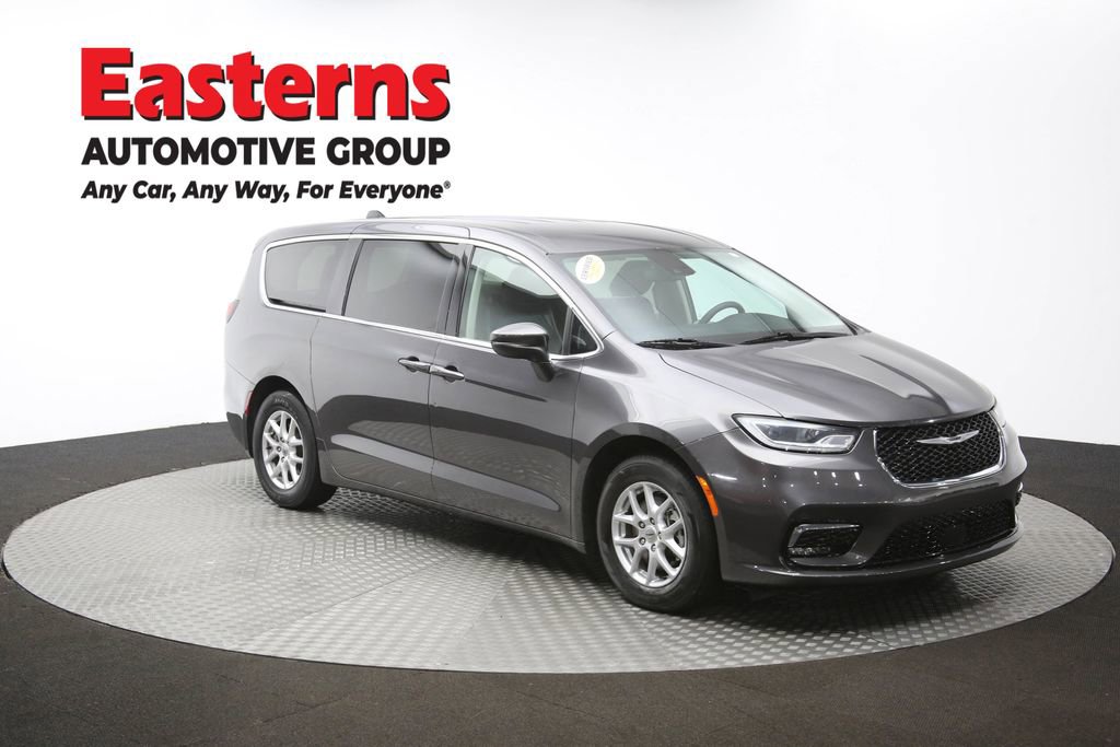 Used 2023 Chrysler Pacifica Touring-L image 50