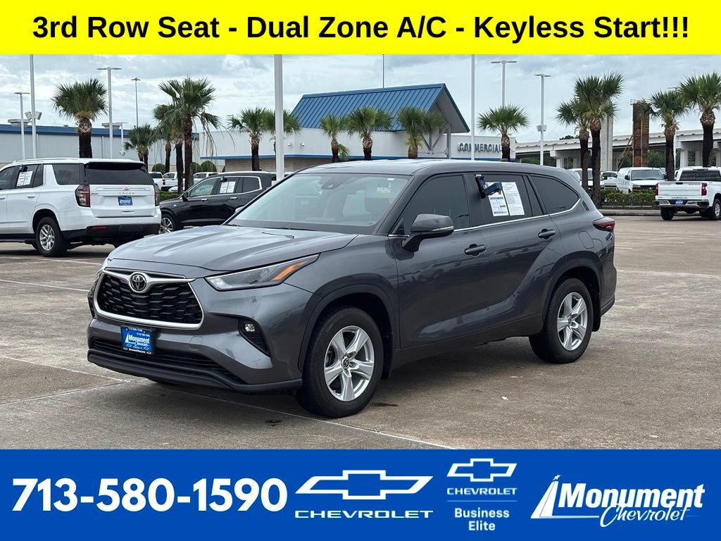 Used 2024 Toyota Highlander LE AWD/4WD image 1
