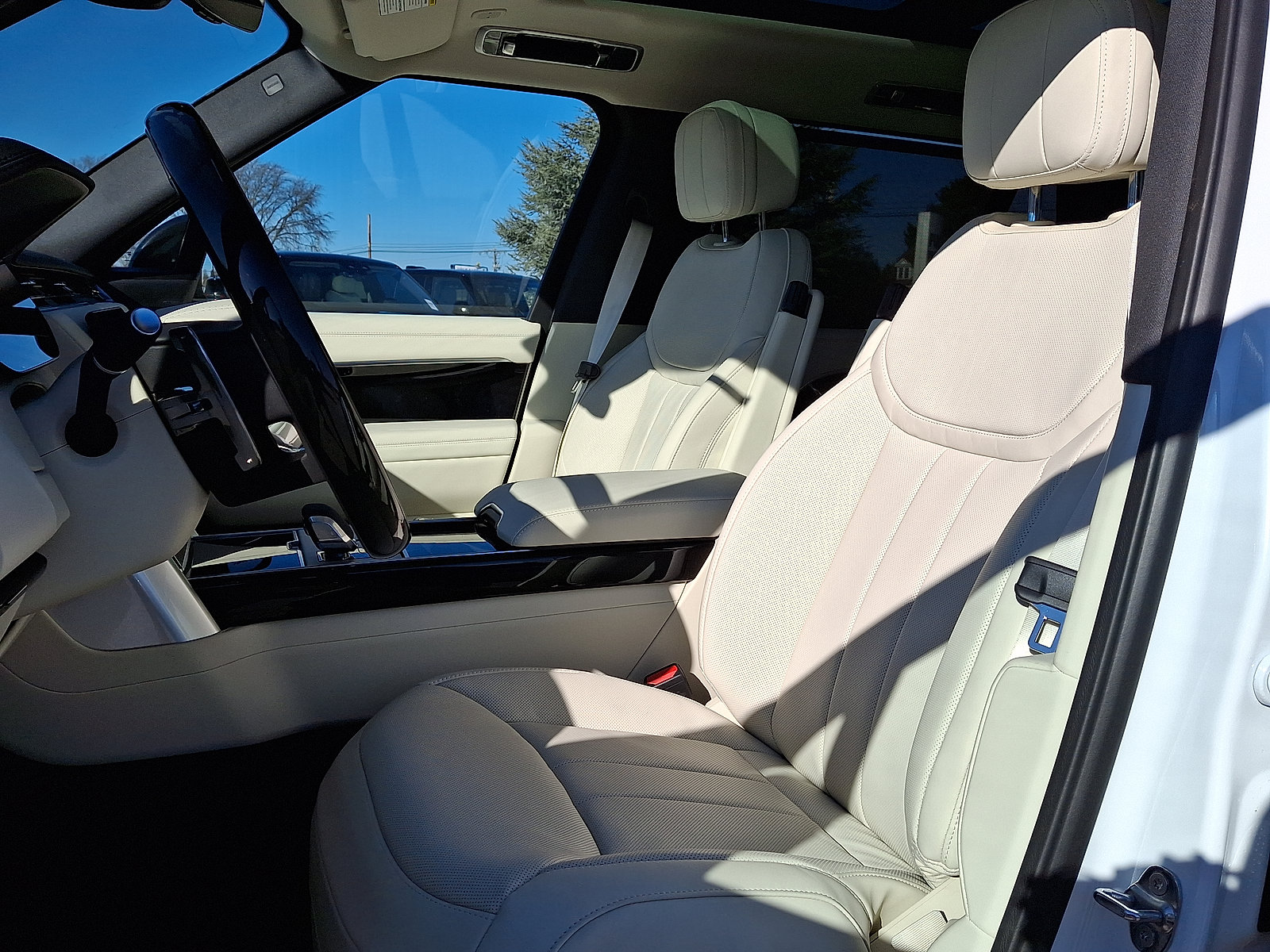 New 2026 Land Rover Range Rover Long Wheelbase SE AWD/4WD image 3