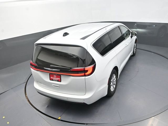 Used 2023 Chrysler Pacifica Touring-L image 23