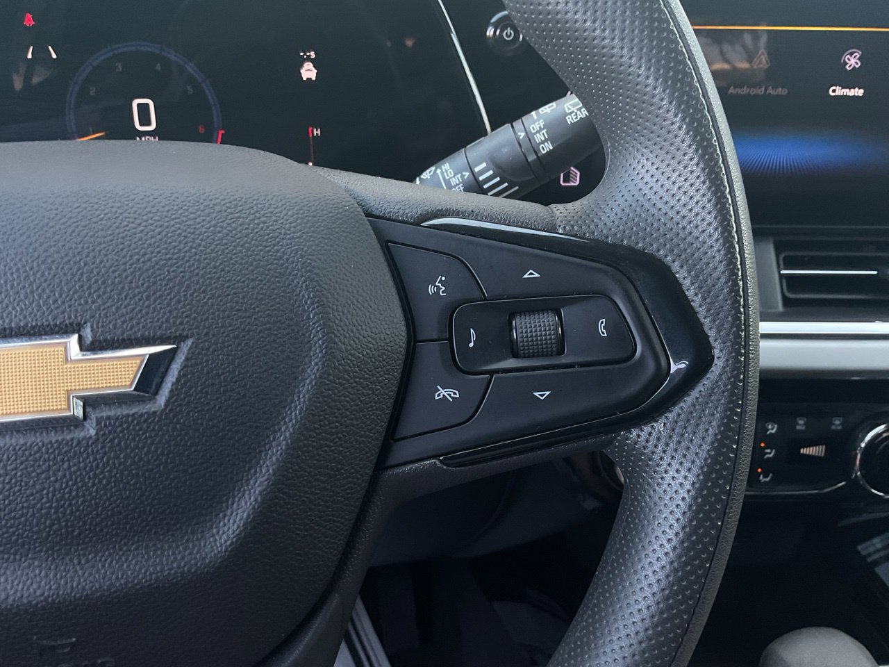 Used 2025 Chevrolet Trax LT FWD image 30