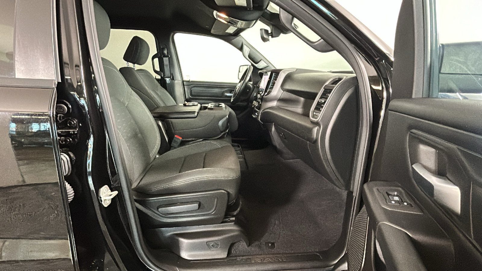 Used 2025 RAM 1500 Tradesman w/ Night Edition AWD/4WD image 36