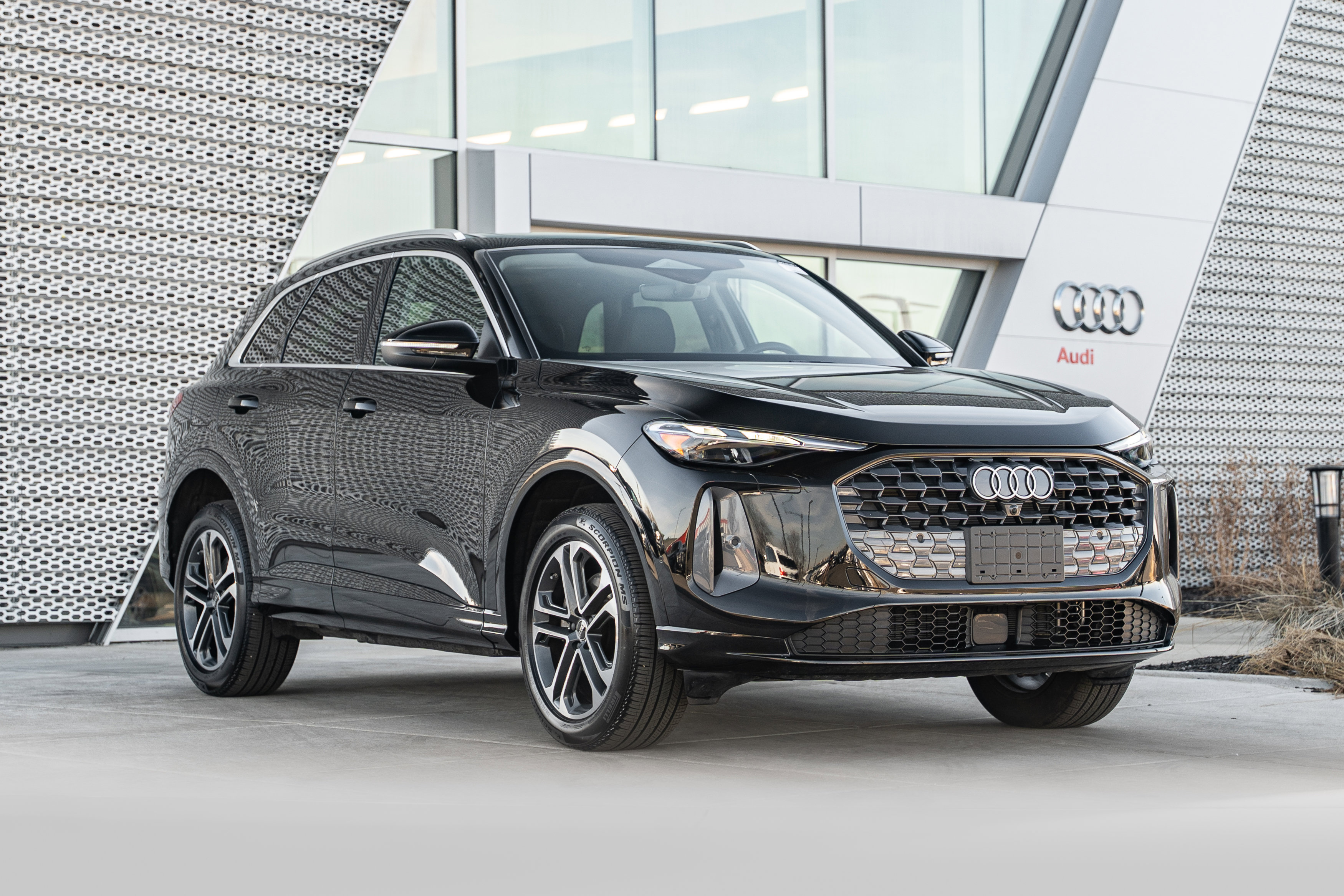 Certified 2025 Audi Q5 Premium w/ Convenience Package image 1