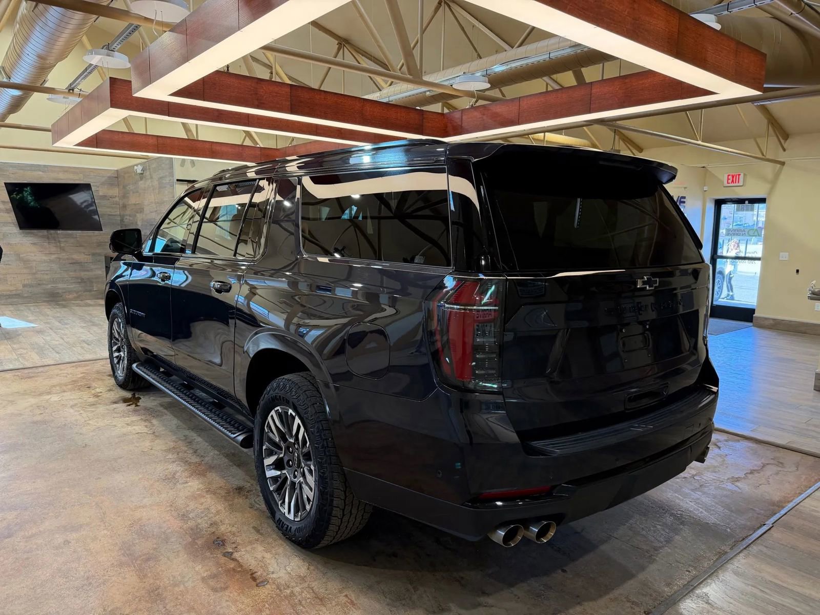 Used 2025 Chevrolet Suburban Z71 image 6