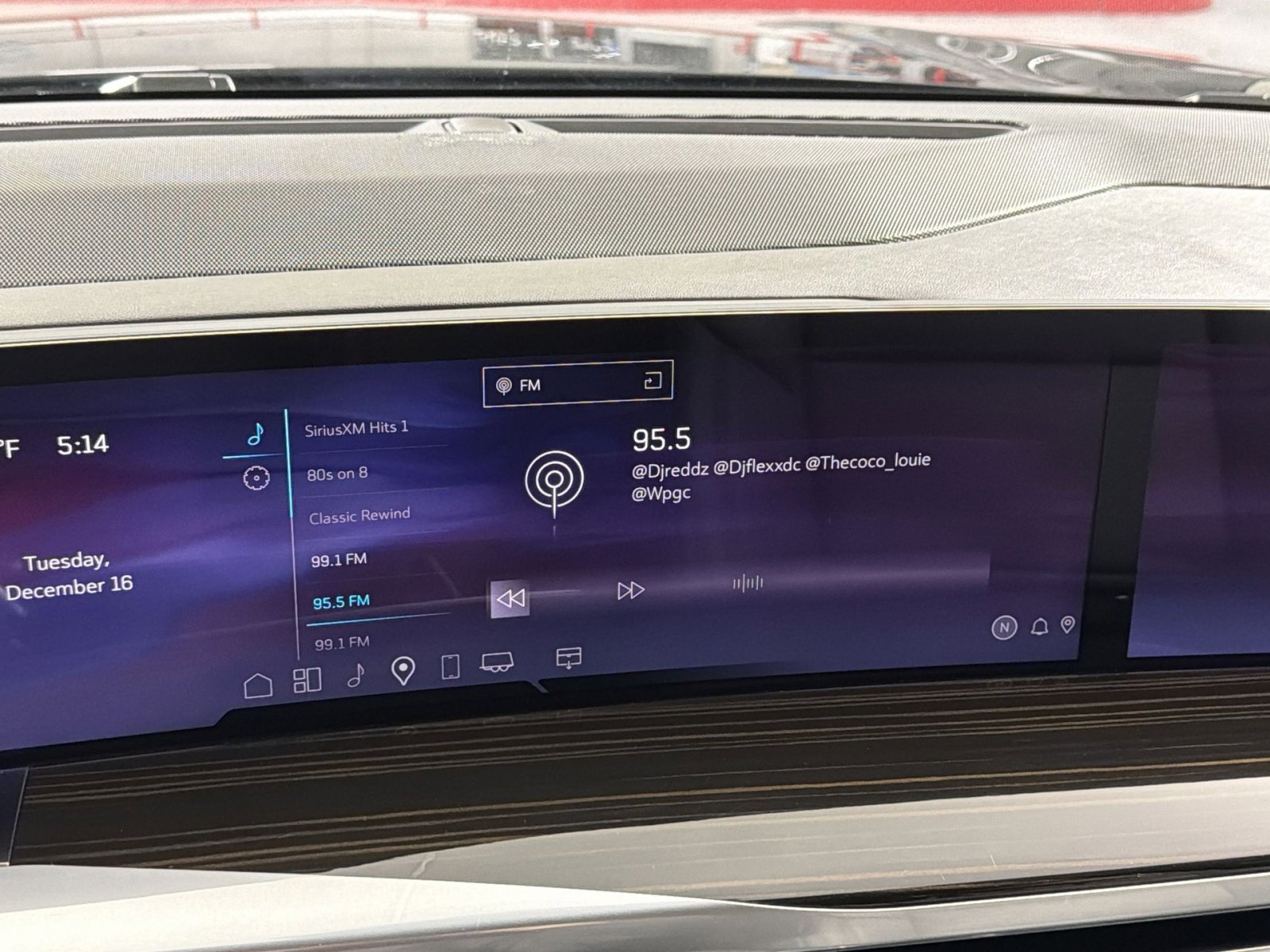 Used 2025 Cadillac Escalade ESV Luxury image 18