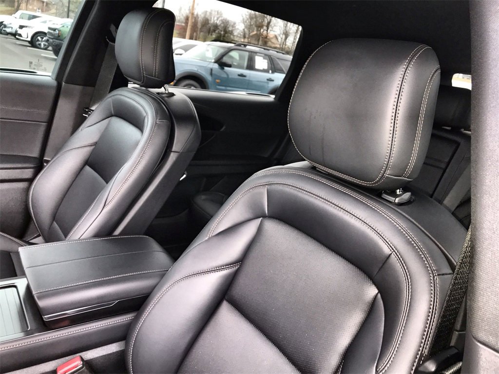 Used 2025 Lincoln Nautilus Premier w/ Jet Appearance Package image 11