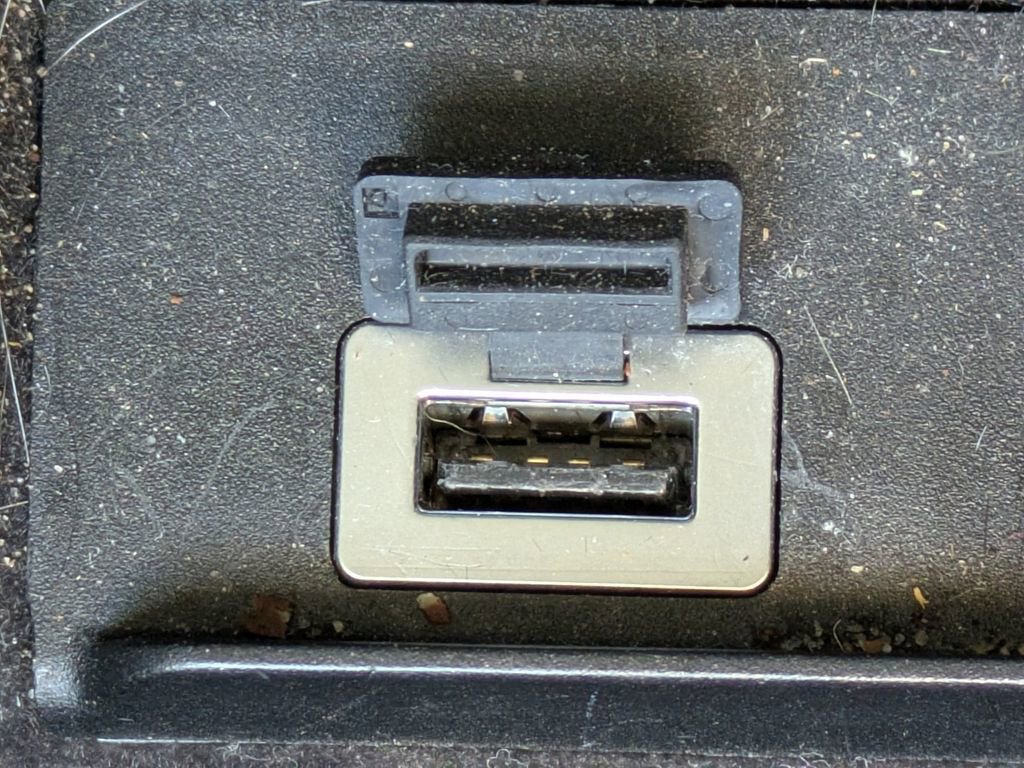 Used 2018 Volvo V60 T5 Cross Country image 22