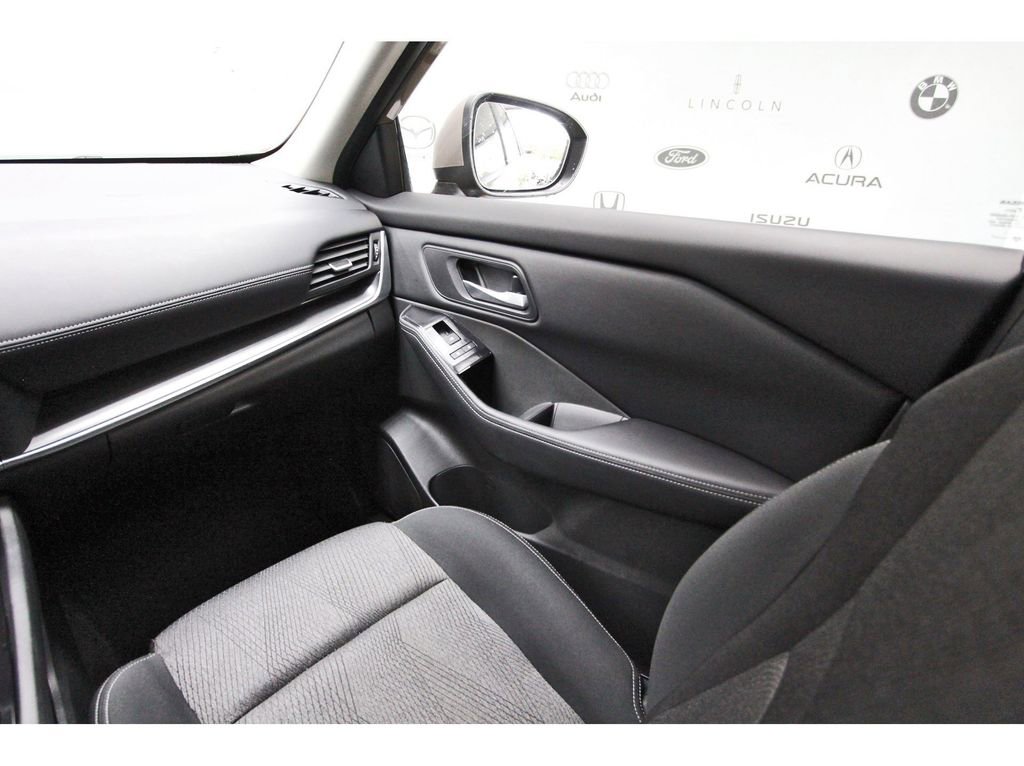 Used 2024 Nissan Rogue SV FWD image 8