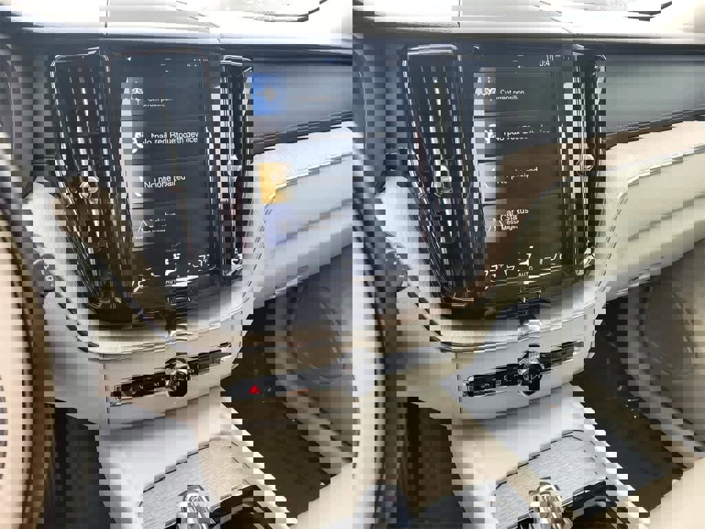 Used 2018 Volvo XC60 T8 Inscription w/ Advanced Package image 18