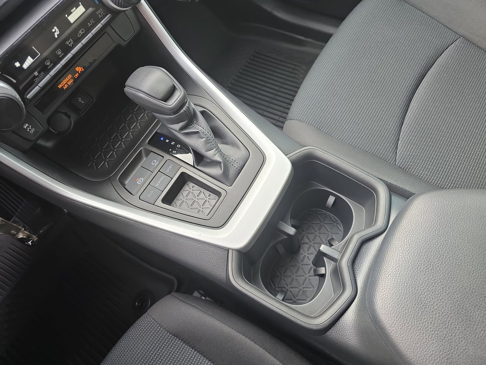 Used 2022 Toyota RAV4 LE image 31