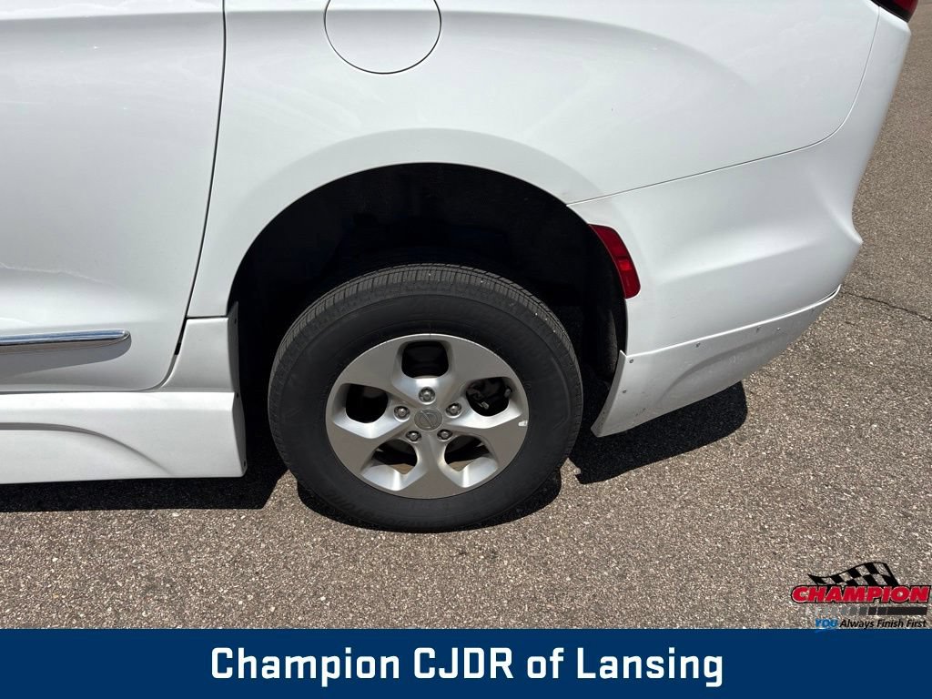 Used 2017 Chrysler Pacifica Touring-L Plus FWD image 35