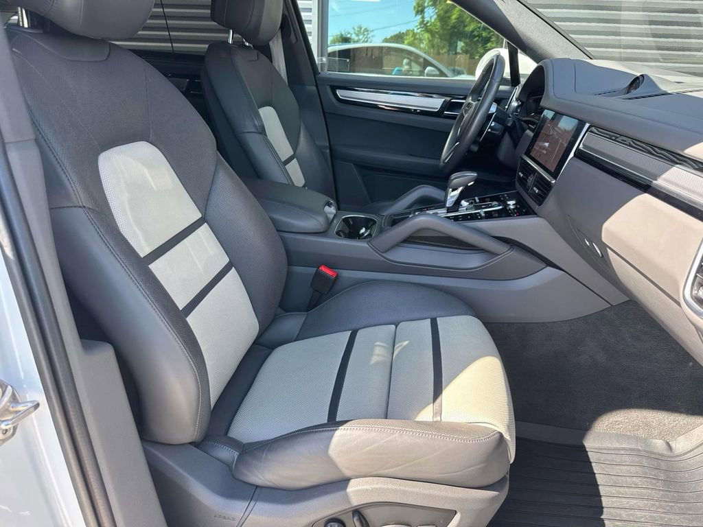 Certified 2022 Porsche Cayenne Platinum Edition image 16