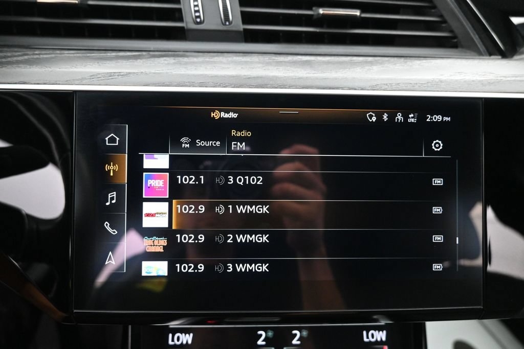 Used 2022 Audi e-tron Premium Plus w/ Premium Plus Package AWD/4WD image 17