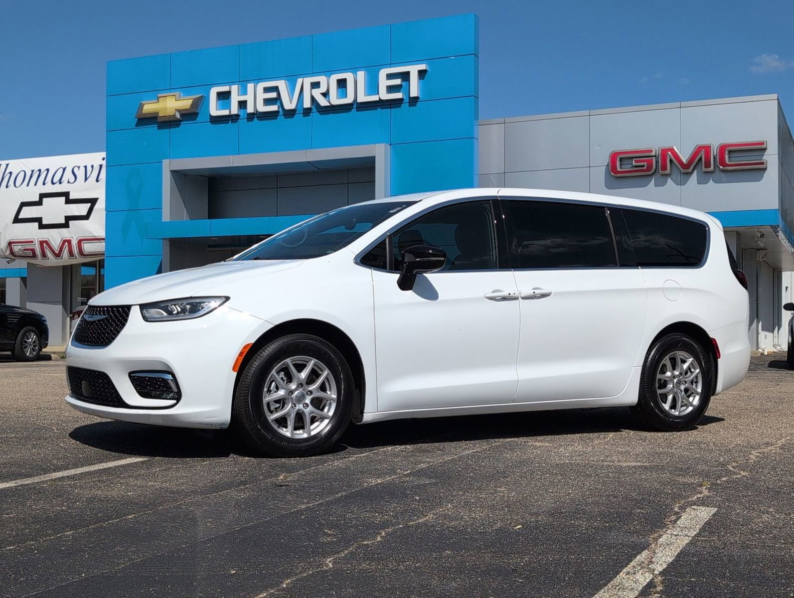 Used 2025 Chrysler Pacifica Select image 1
