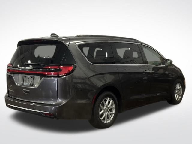 Used 2022 Chrysler Pacifica Touring-L image 6