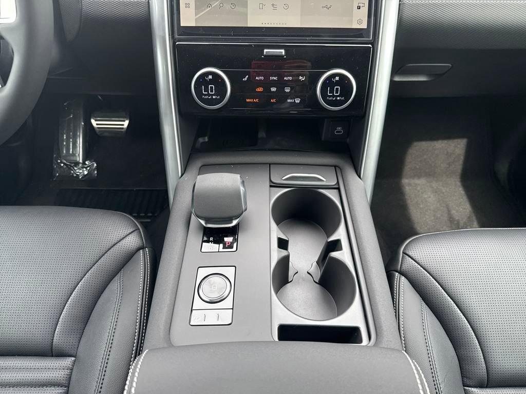New 2025 Land Rover Discovery Dynamic SE image 24