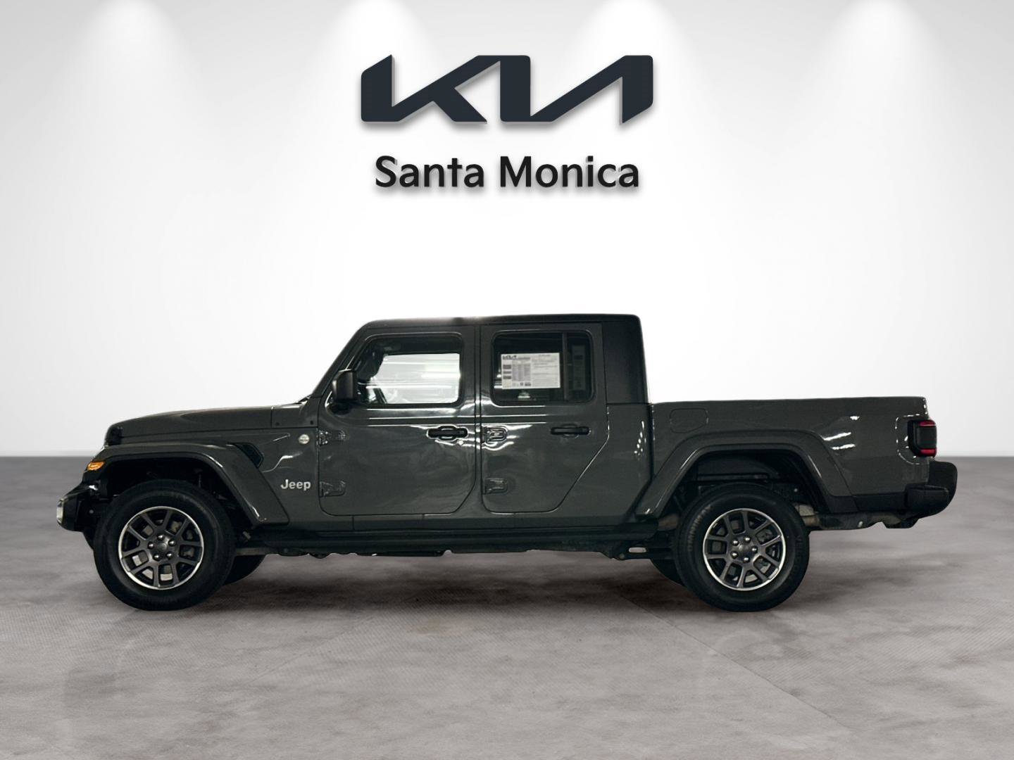 Used 2020 Jeep Gladiator Overland image 2