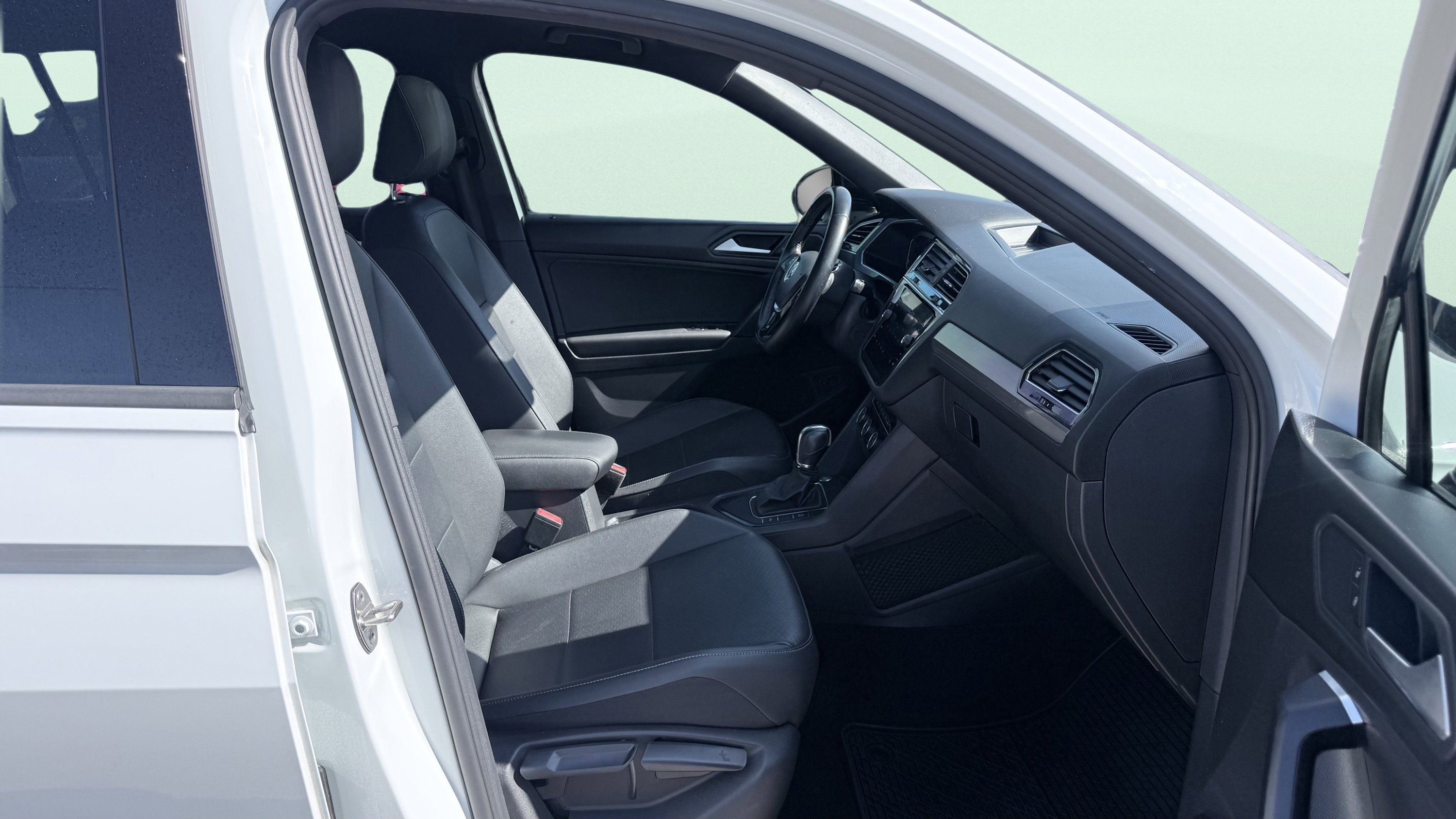 Used 2019 Volkswagen Tiguan SEL R-Line FWD image 44