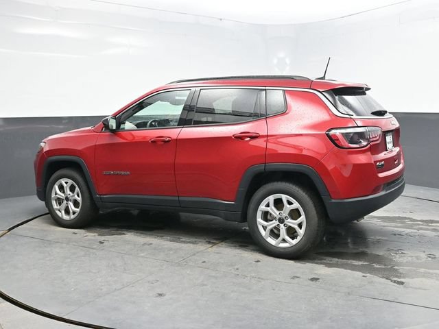 Used 2025 Jeep Compass Latitude AWD/4WD image 4