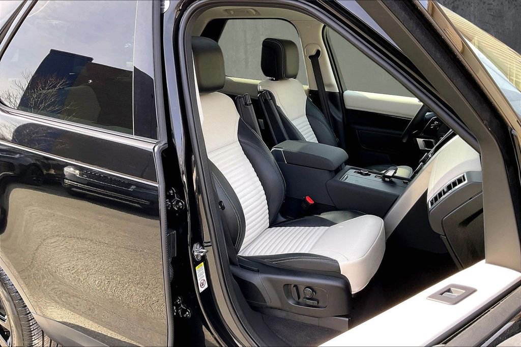 Certified 2025 Land Rover Discovery S image 29