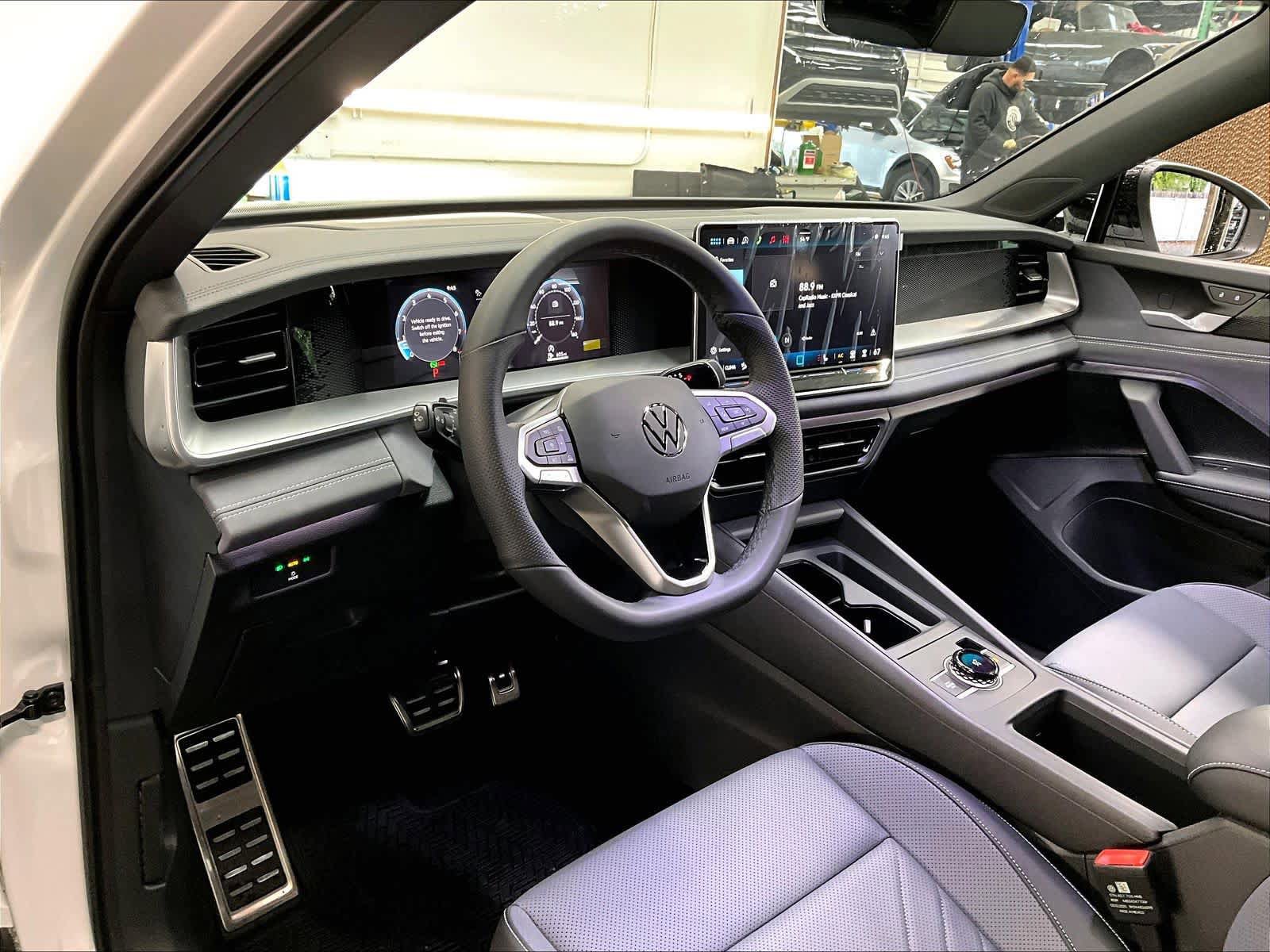 New 2026 Volkswagen Tiguan SE R-Line FWD image 8