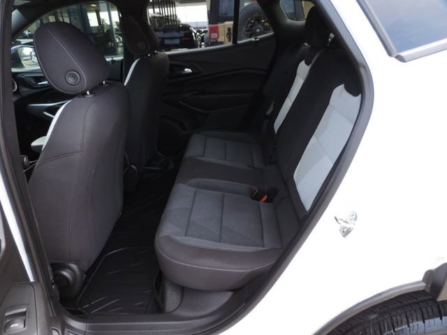 Used 2024 Chevrolet Trax RS w/ Sunroof Package image 24