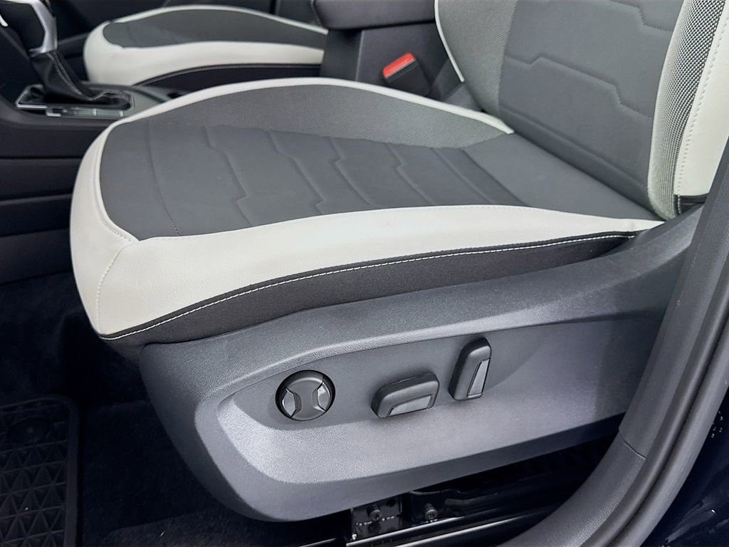 Used 2025 Volkswagen Taos SE image 24