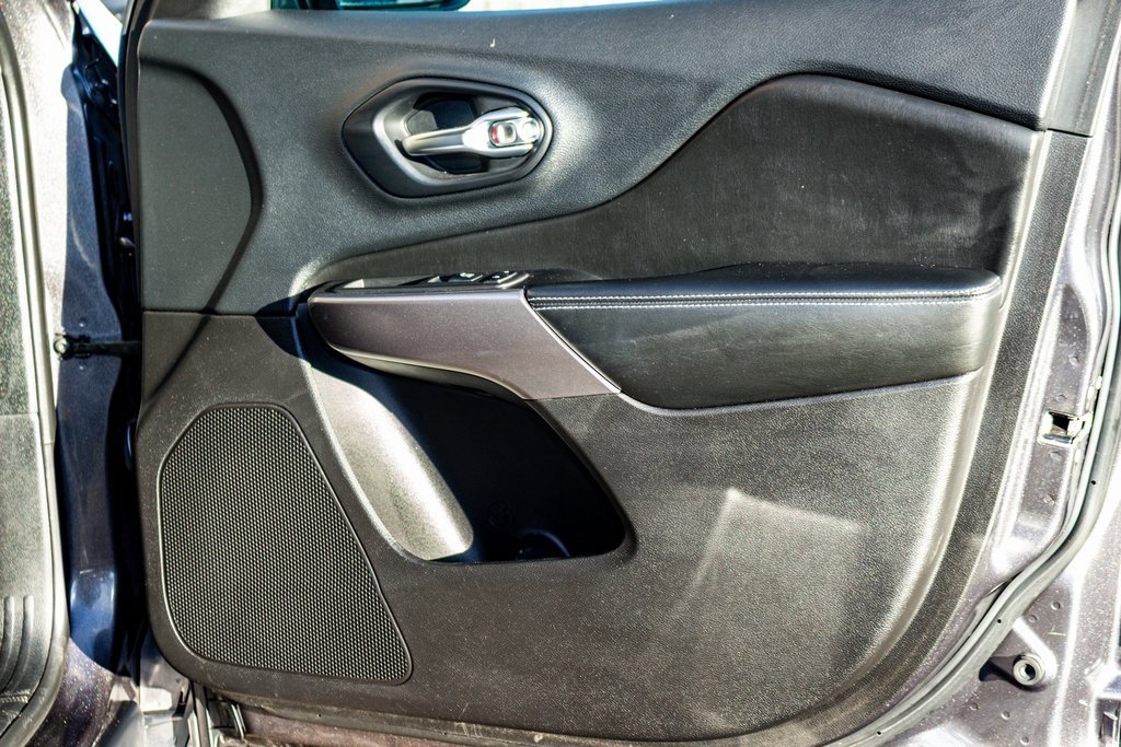 Used 2019 Jeep Cherokee Latitude Plus image 18