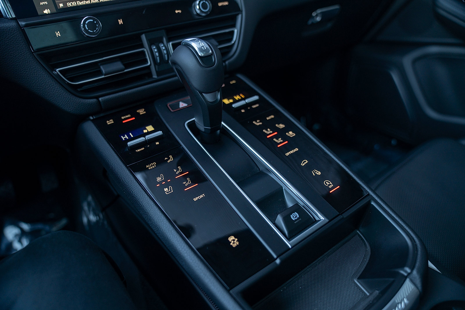 Certified 2025 Porsche Macan AWD/4WD image 14