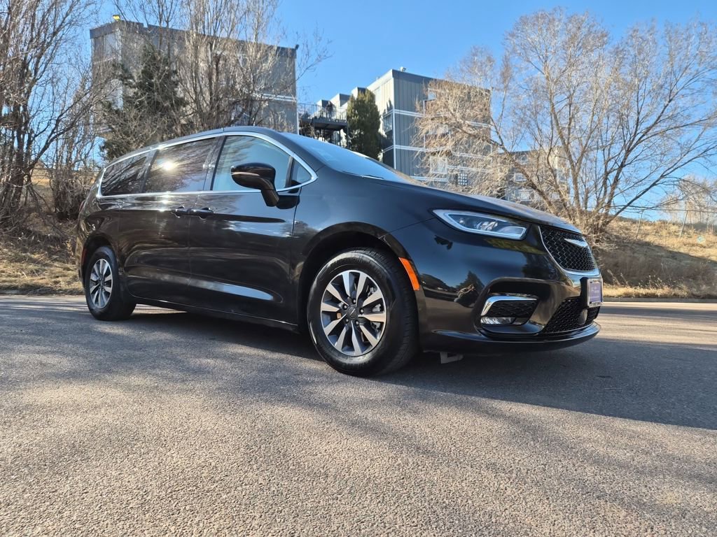 Used 2024 Chrysler Pacifica Select