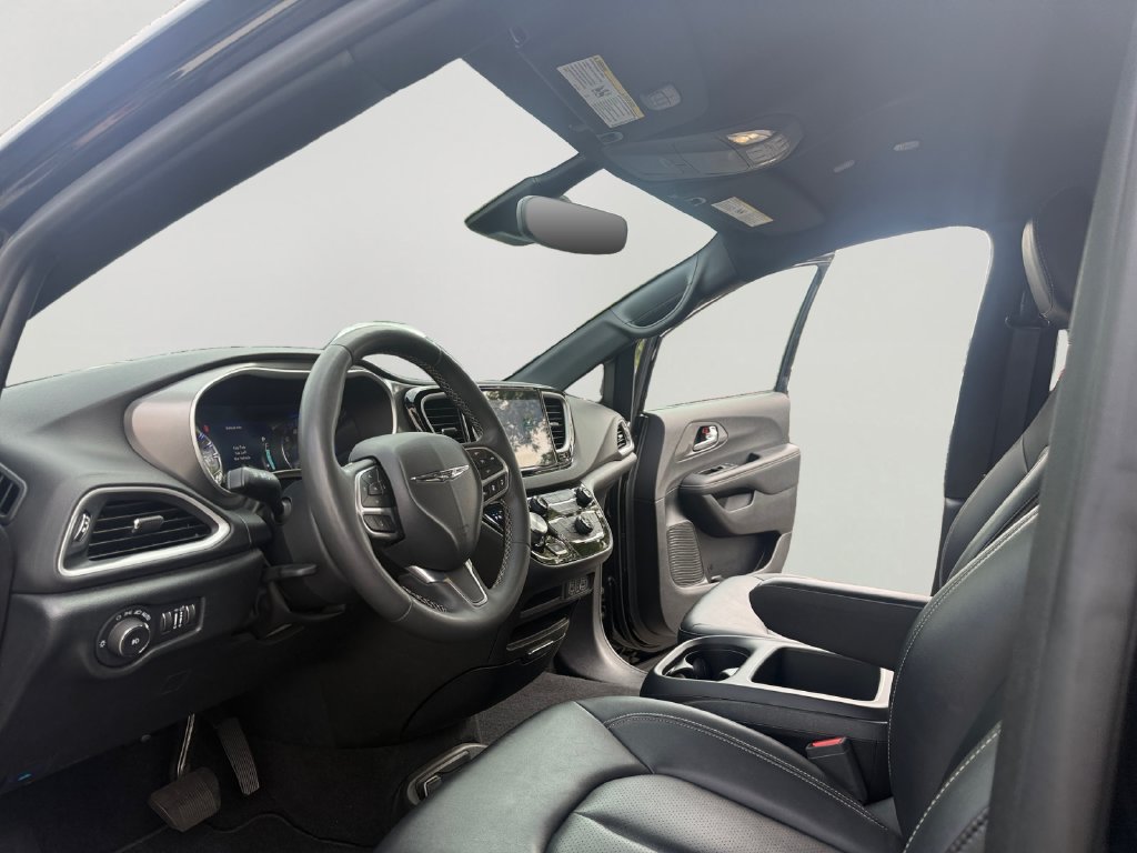 Used 2025 Chrysler Pacifica Select FWD image 9