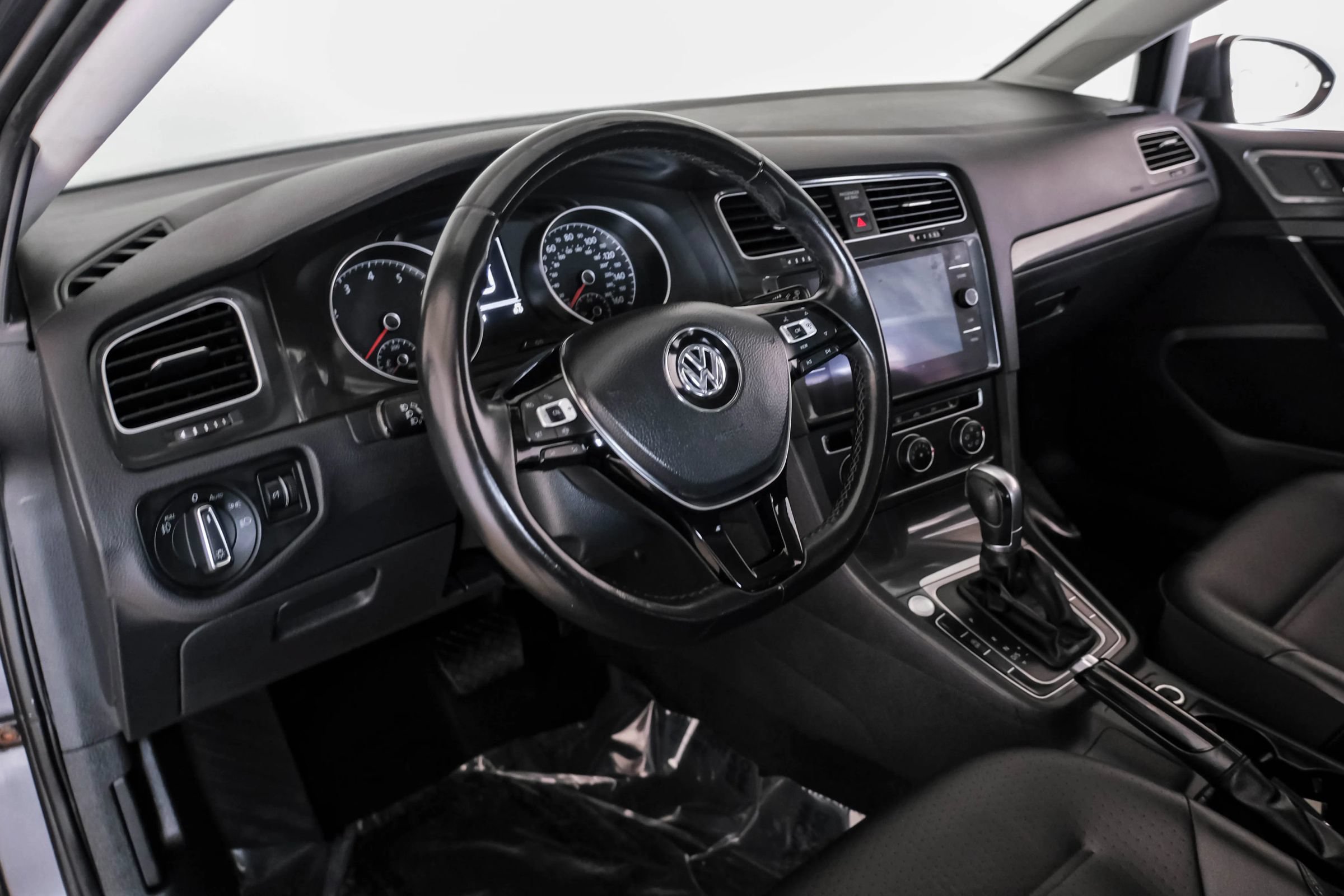 Used 2019 Volkswagen Golf SE FWD image 2