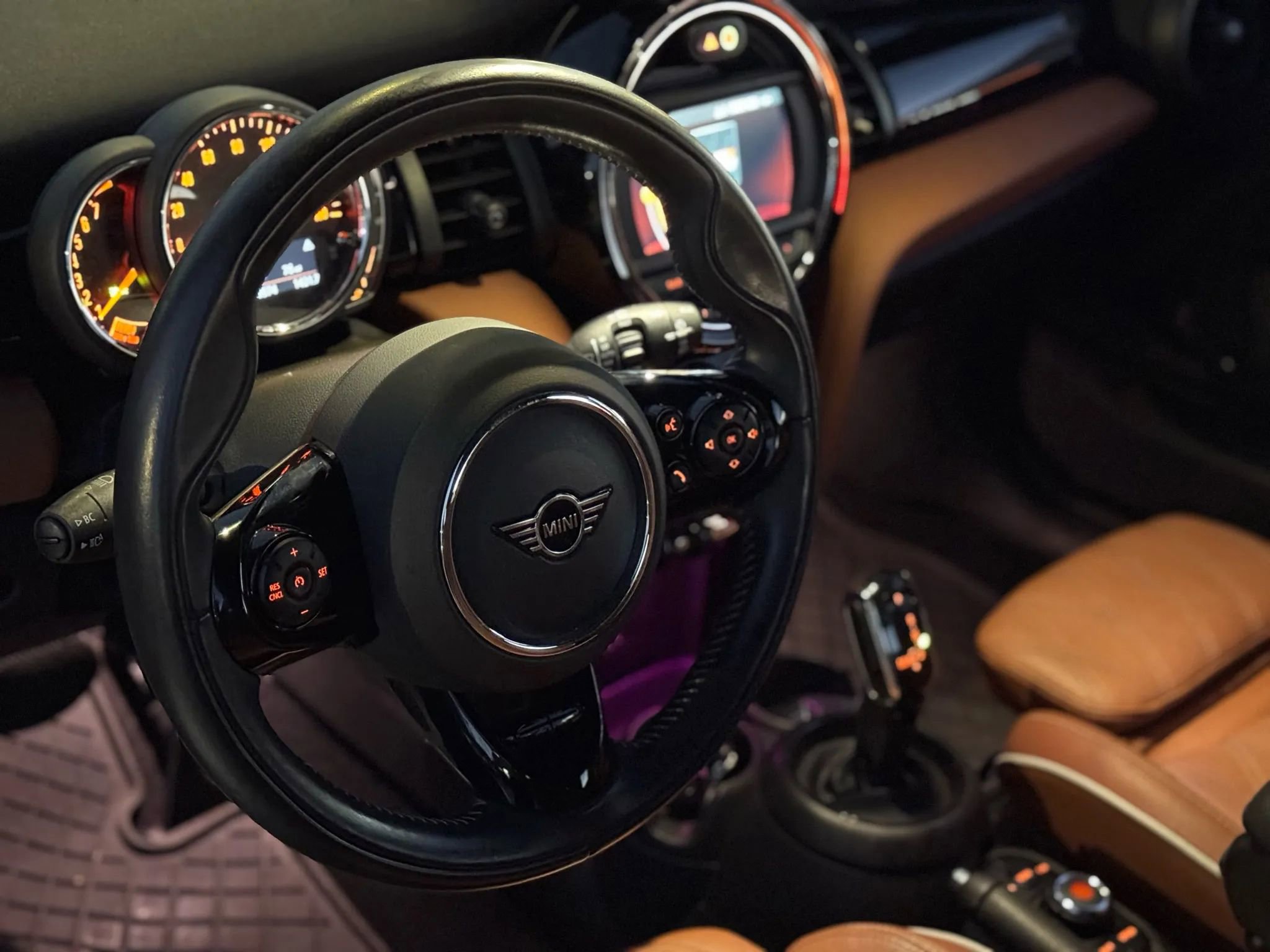 Used 2021 MINI Cooper 2-Door Hardtop w/ Signature Upholstery Package image 32