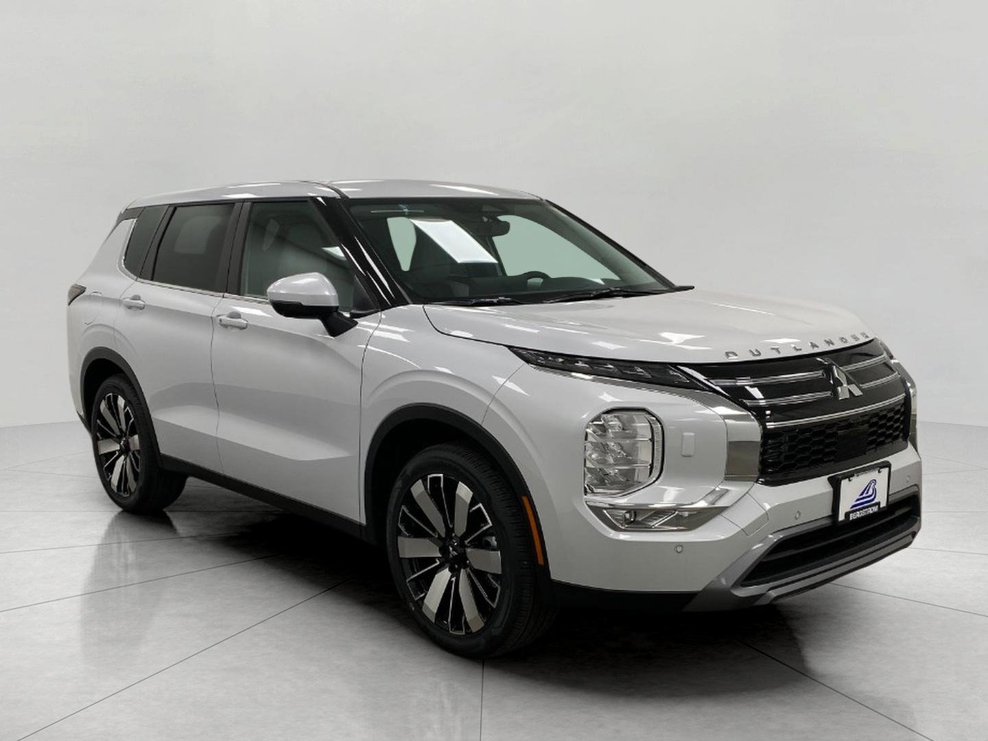 New 2026 Mitsubishi Outlander SE image 1